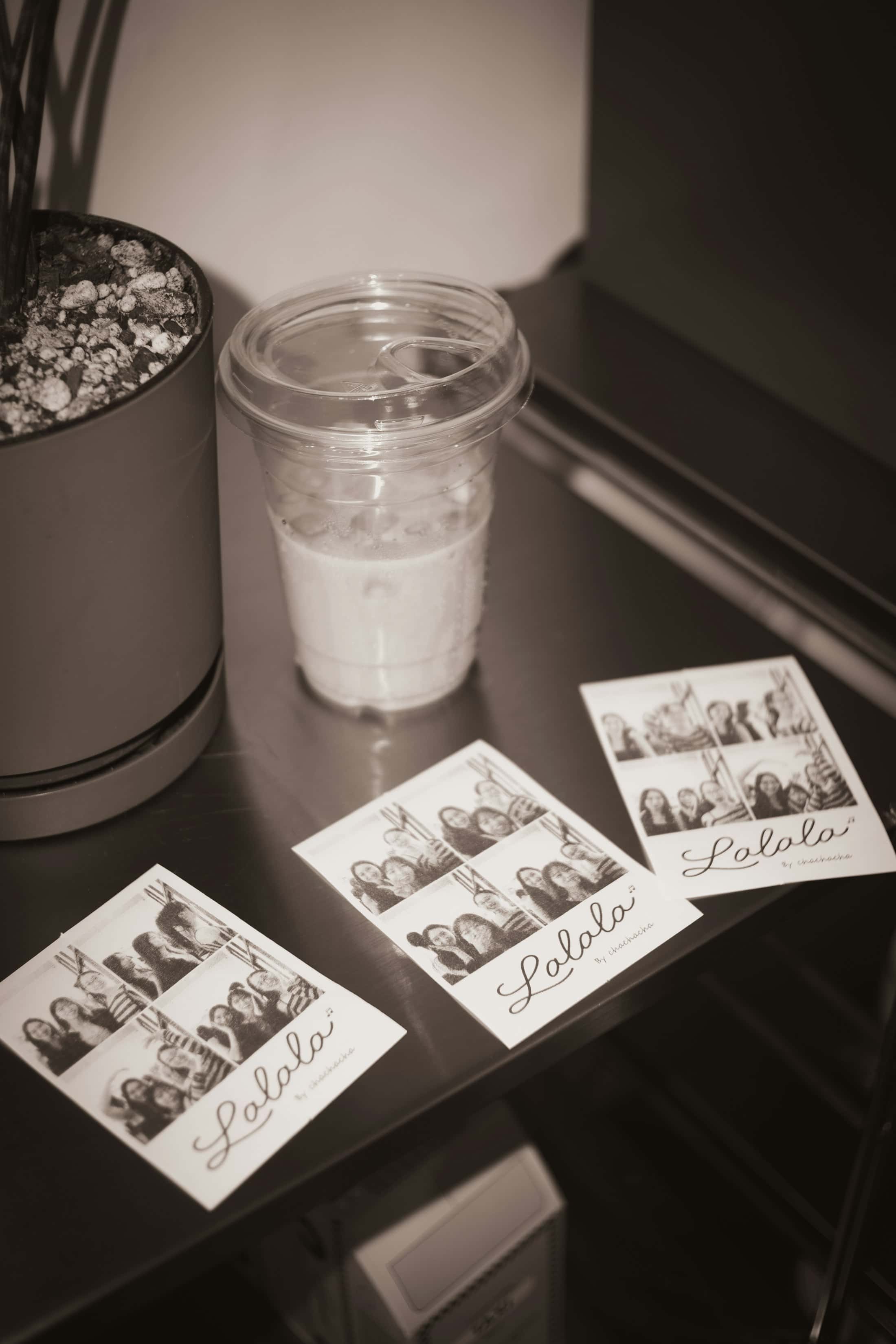 Bandes de photos posées sur une table, photo d'illustration